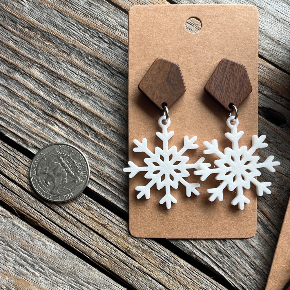 Snowflake and Grinch Earrings 3D Set - Picture 4 of 5